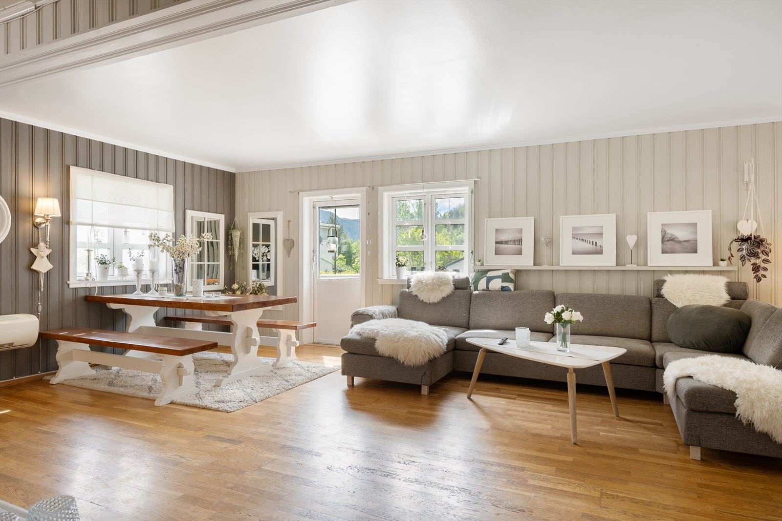 Videre inn ligger en koselig stue med gode møbleringsmuligheter. Galleribilde