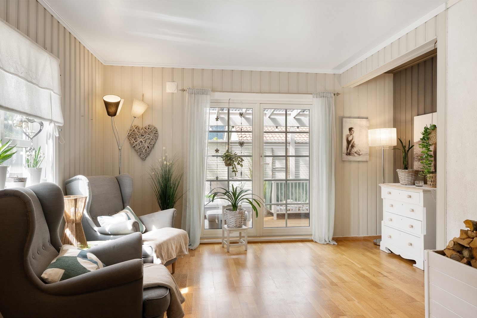 Herfra er det dør ut til en overbygd veranda. Galleribilde