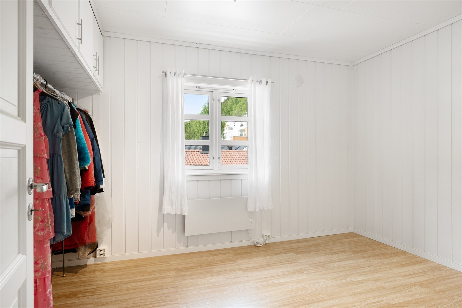 Soverom 3 er innredet med garderobe som gir både opphengsmuligheter og skapplass. Galleribilde