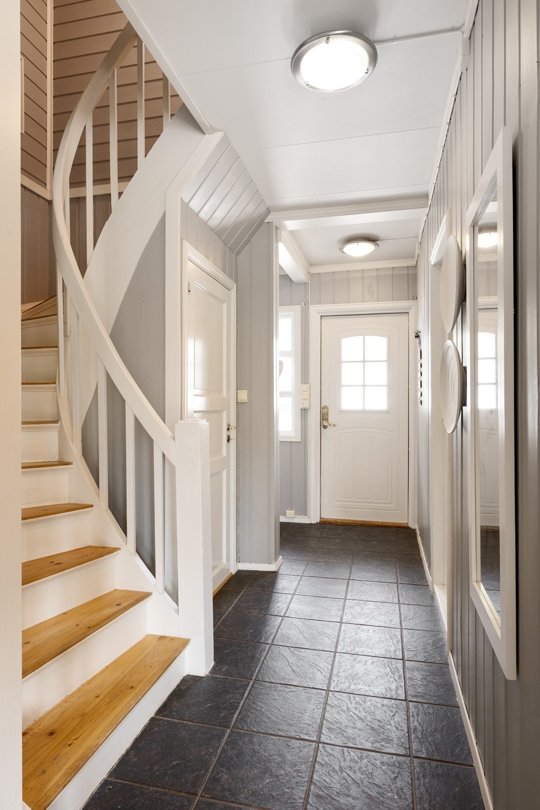 En pen trapp binder de to etasjene sammen. Galleribilde