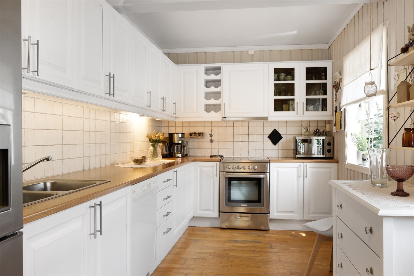 Kjøkkenet ligger dels adskilt fra stua. Galleribilde