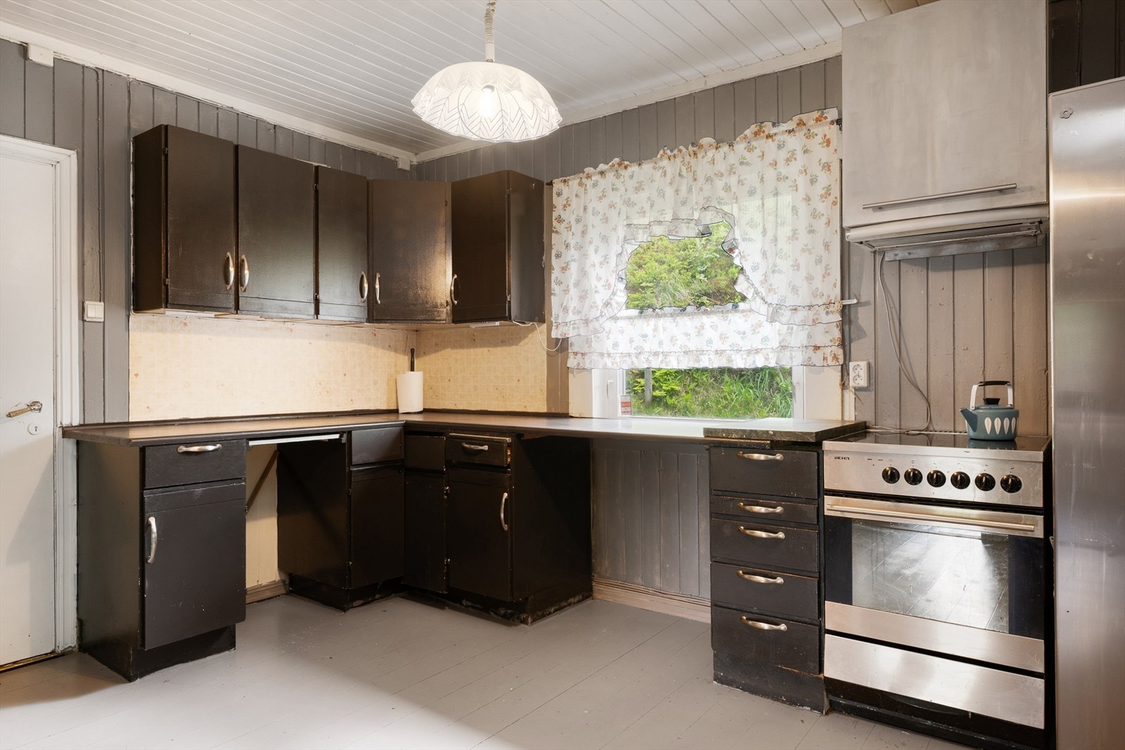 Innredningen har malte, slette fronter og benkeplate i laminat. Galleribilde