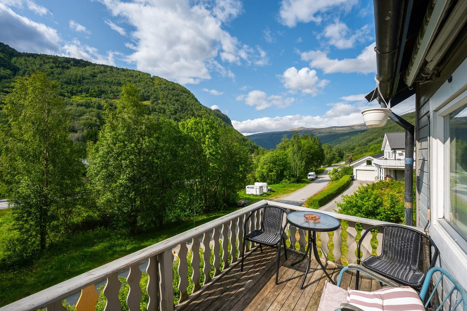 Fra stua er det utgang til vestvendt, solrik balkong. Galleribilde
