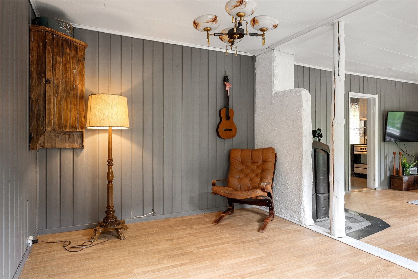 Stuen er delt i to soner, og gir god plass til for eksempel spisestue. Galleribilde