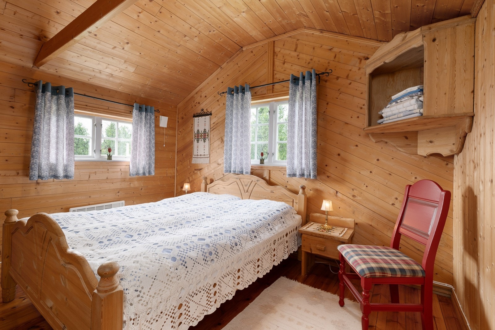 Hytta har tre soverom. Hovedsoverommet er innredet med dobbeltseng og har plass til garderobe. Galleribilde