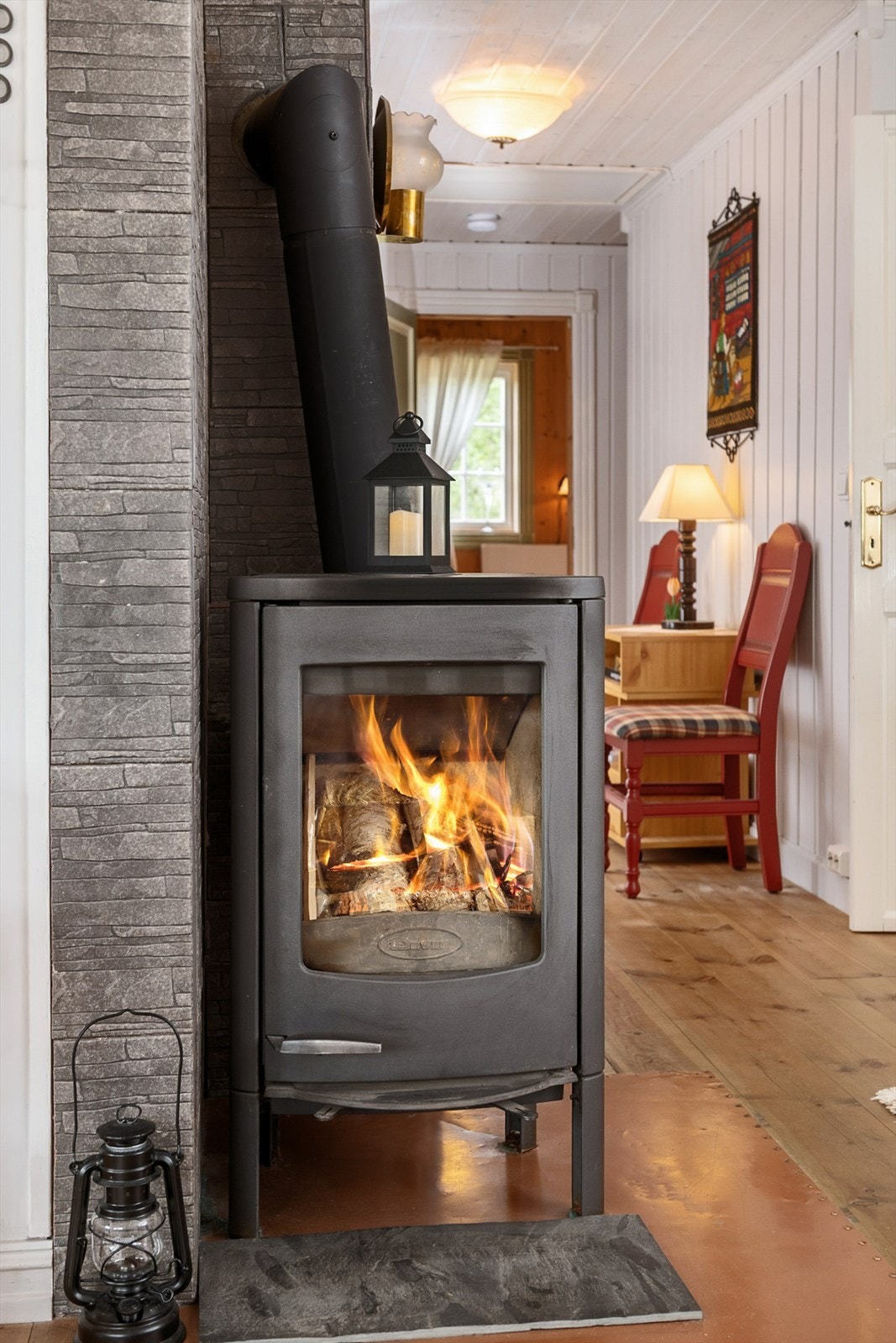 Den moderne peisovnen gir den riktige hyttestemningen og varmer godt etter en lang dag i skiløypa. Galleribilde