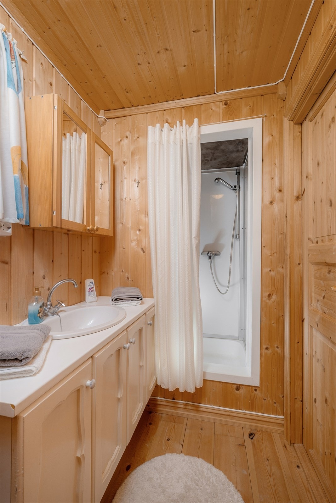 Hyttebadet har heltregulv og panel på veggene. Galleribilde