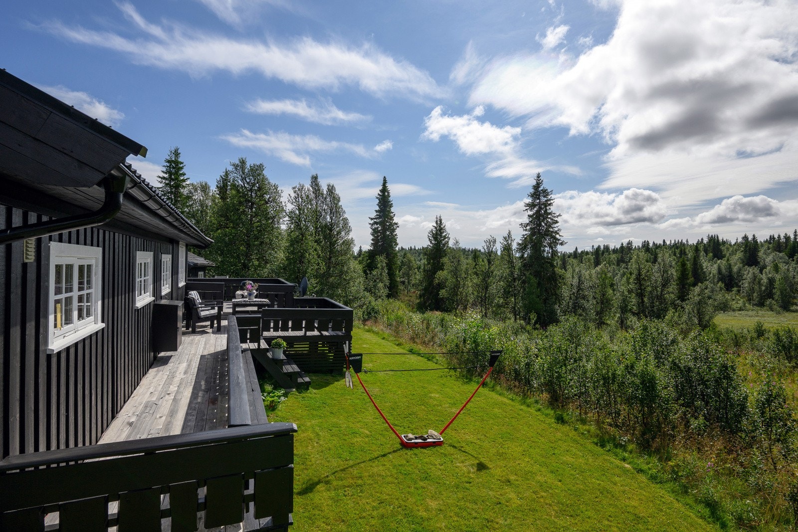 Eiendommen byr på fine uteområder med gressplen med boltreplass til hele familien. Galleribilde