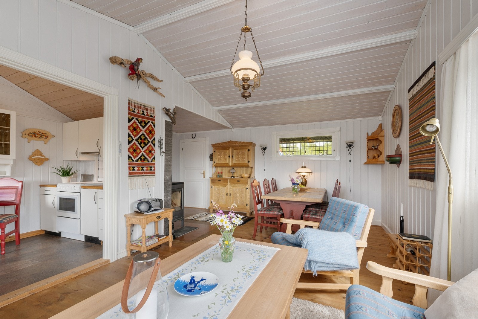 Her er det plass til sofagruppe med TV-løsning, godstol og spisebord mot kjøkkenet. Galleribilde