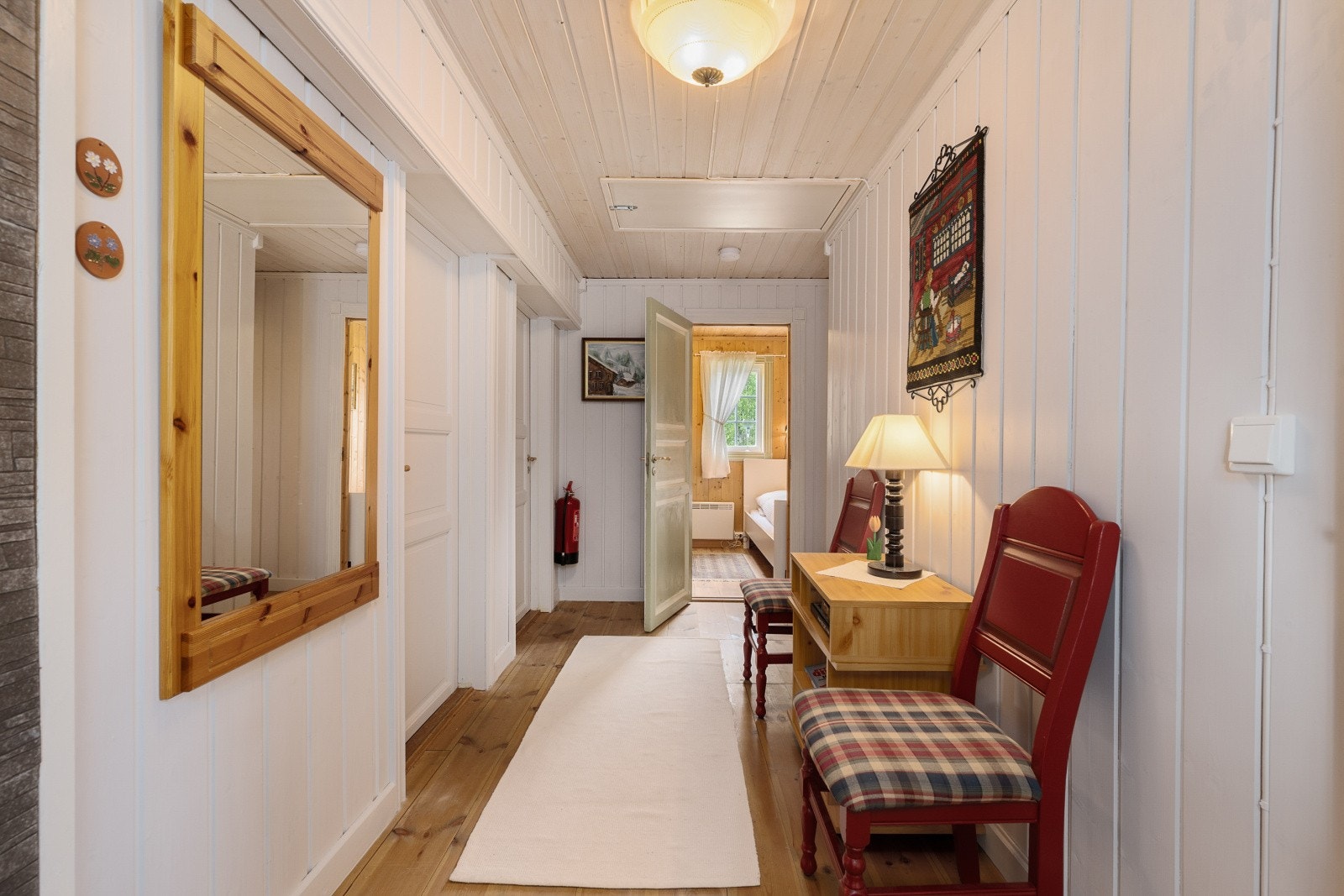 Romslig gang med tilgang til alle soverom og badet. Galleribilde