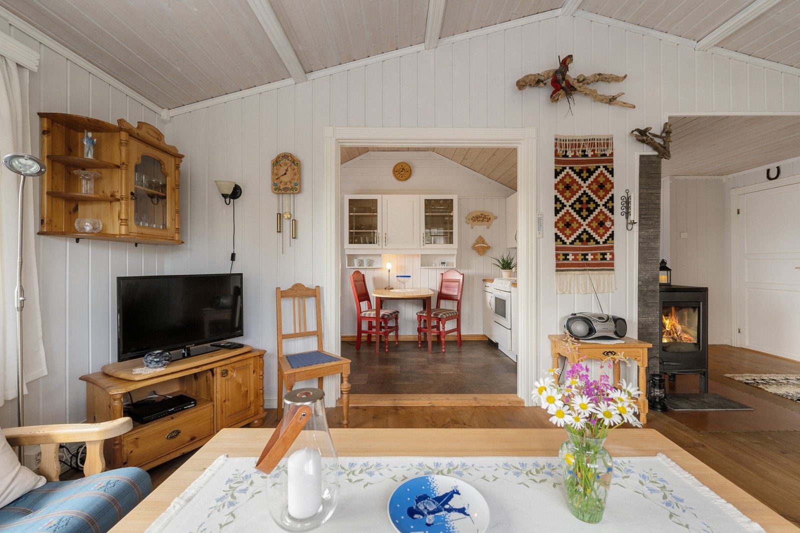 Kjøkkenet ligger i delvis åpen løsning mot stuen. Galleribilde