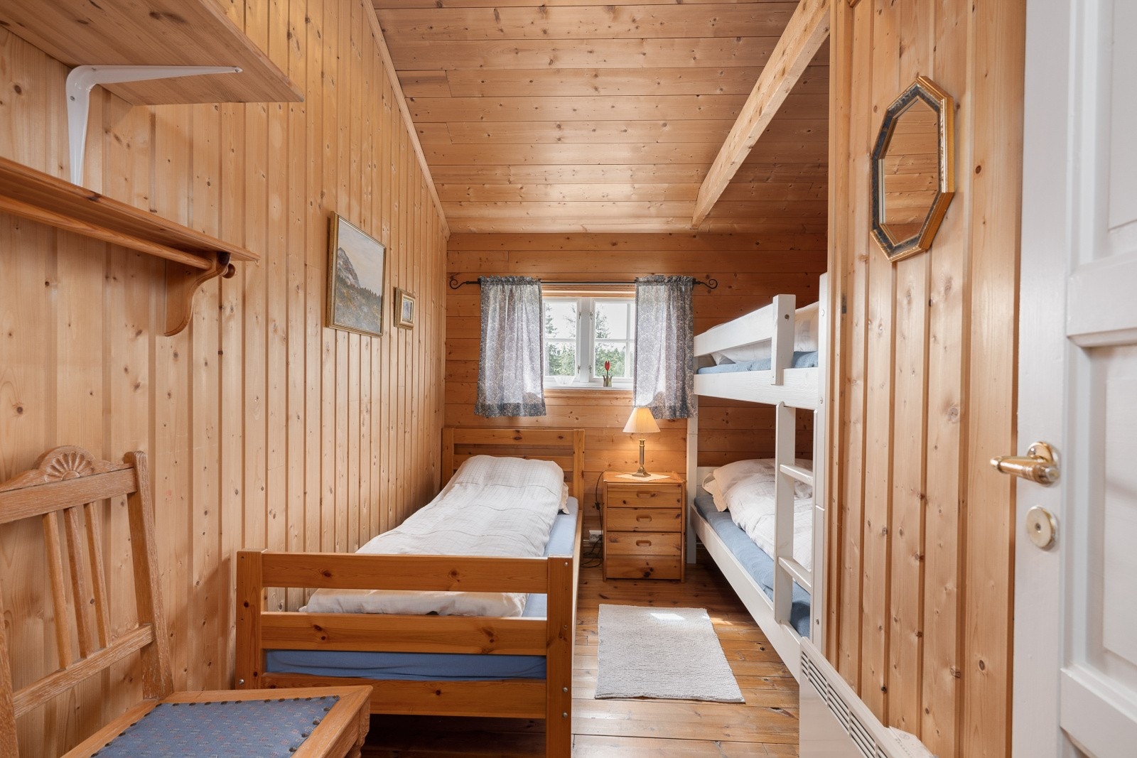 To av soverommene har plassbygde køyesenger - ideelt for barn eller gjester. Galleribilde