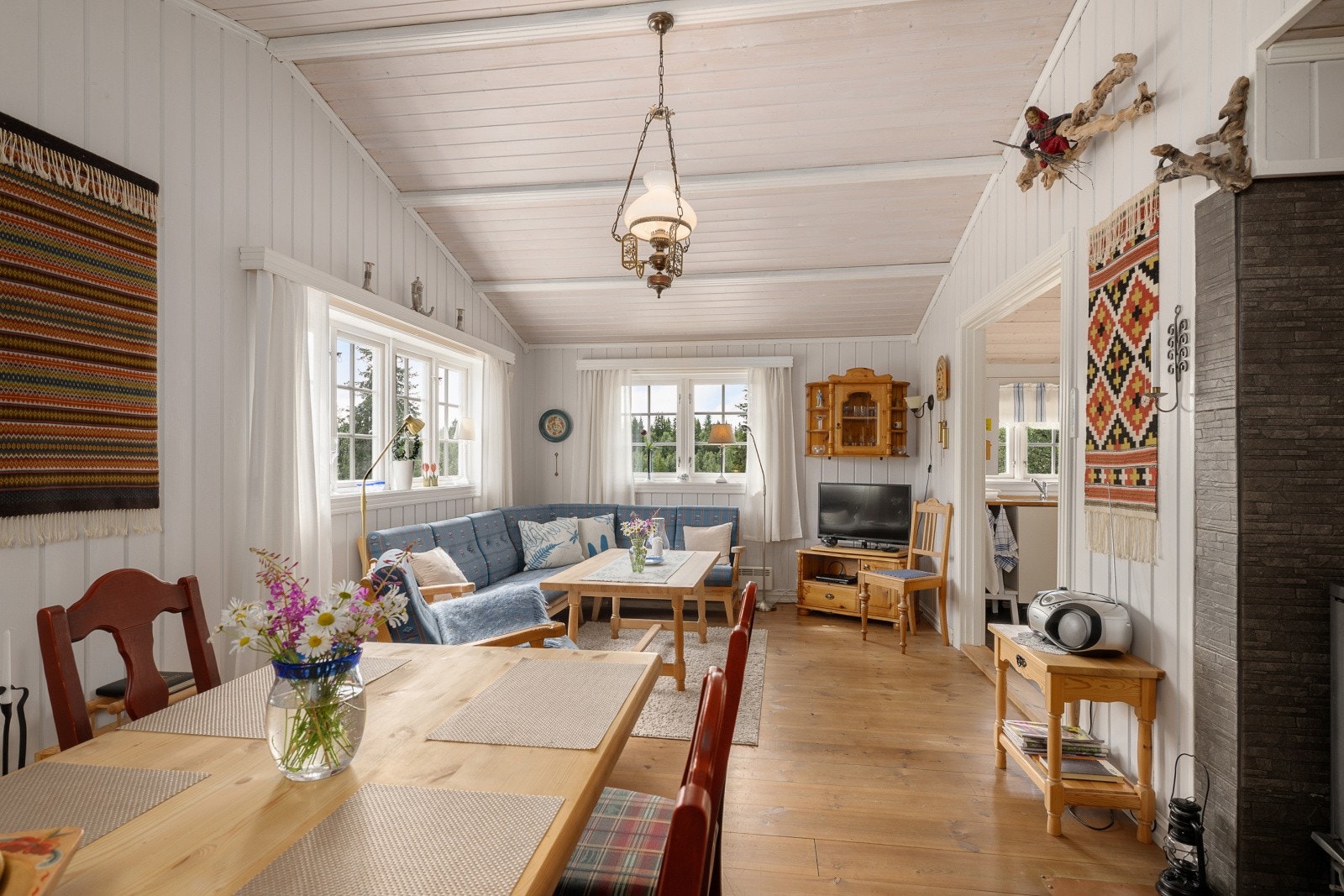 Stueområdet er åpent og romslig, med flere soner som gir gode møbleringsmuligheter. Galleribilde