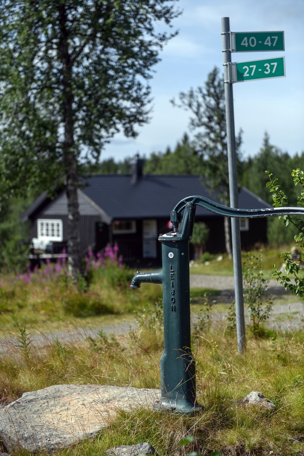 Det er en vannpost rett ovenfor innkjøringen til eiendommen. Galleribilde