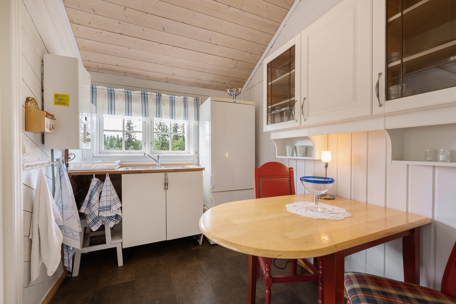 Det er plass til et kjøkkenbord inne på kjøkkenet. Galleribilde