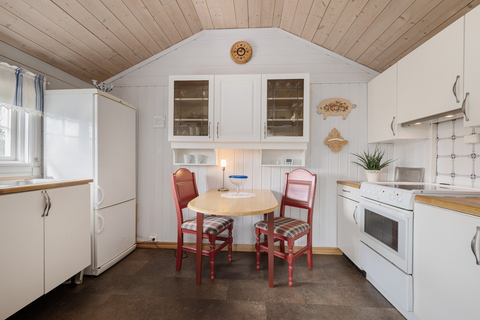 Kjøkkenet har godt med skap- og skuffeplass, og det er plass til frittstående stekeovn og kjøleskap. Galleribilde