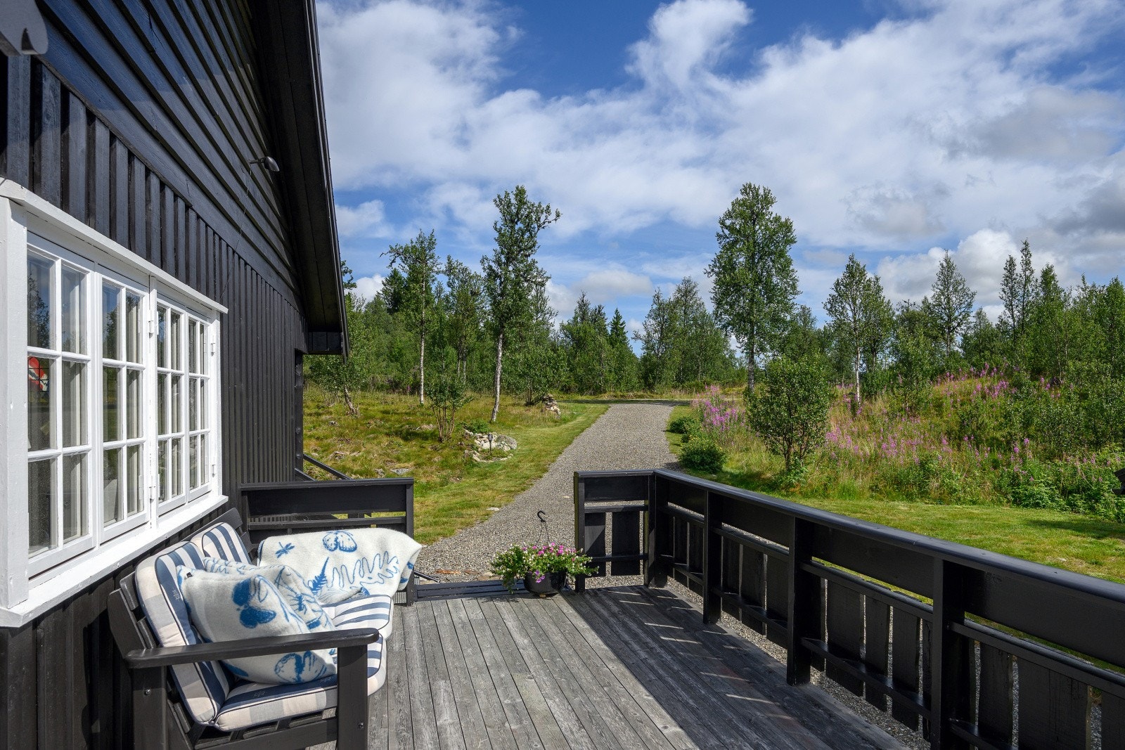 Fra gårdsplassen er det tilgang til den store terrassen på ca. 37 kvm. Galleribilde