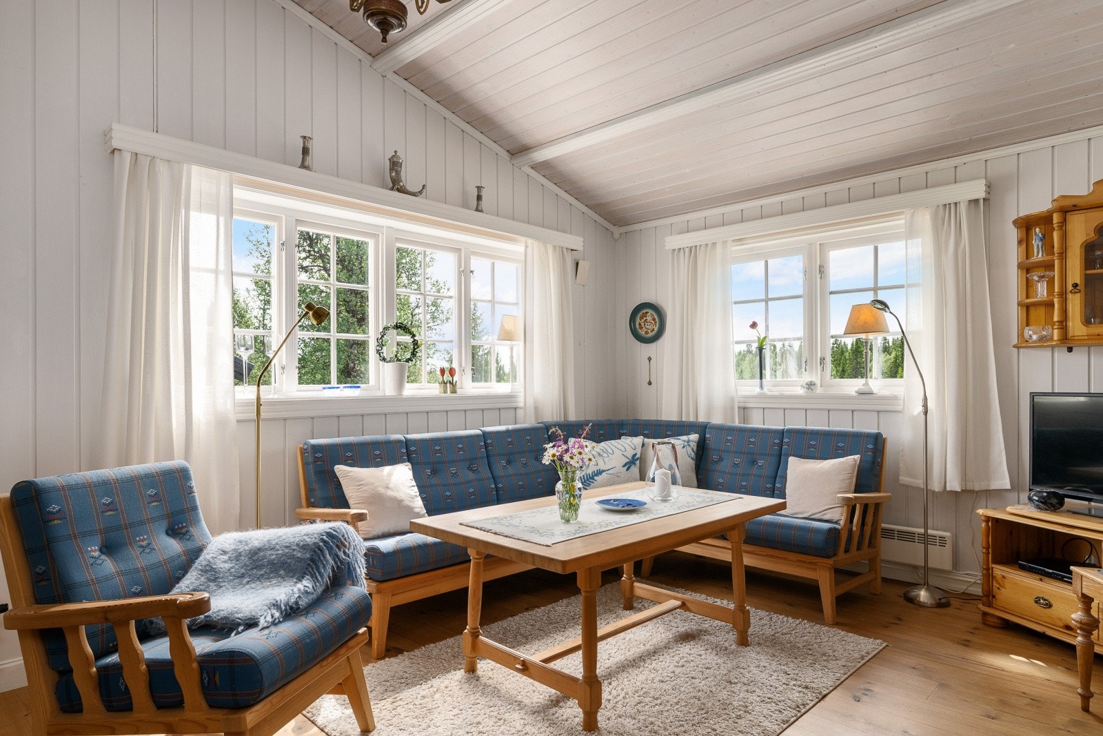 Stuen oppleves lys og luftig og har rikelig med naturlig lys. Galleribilde