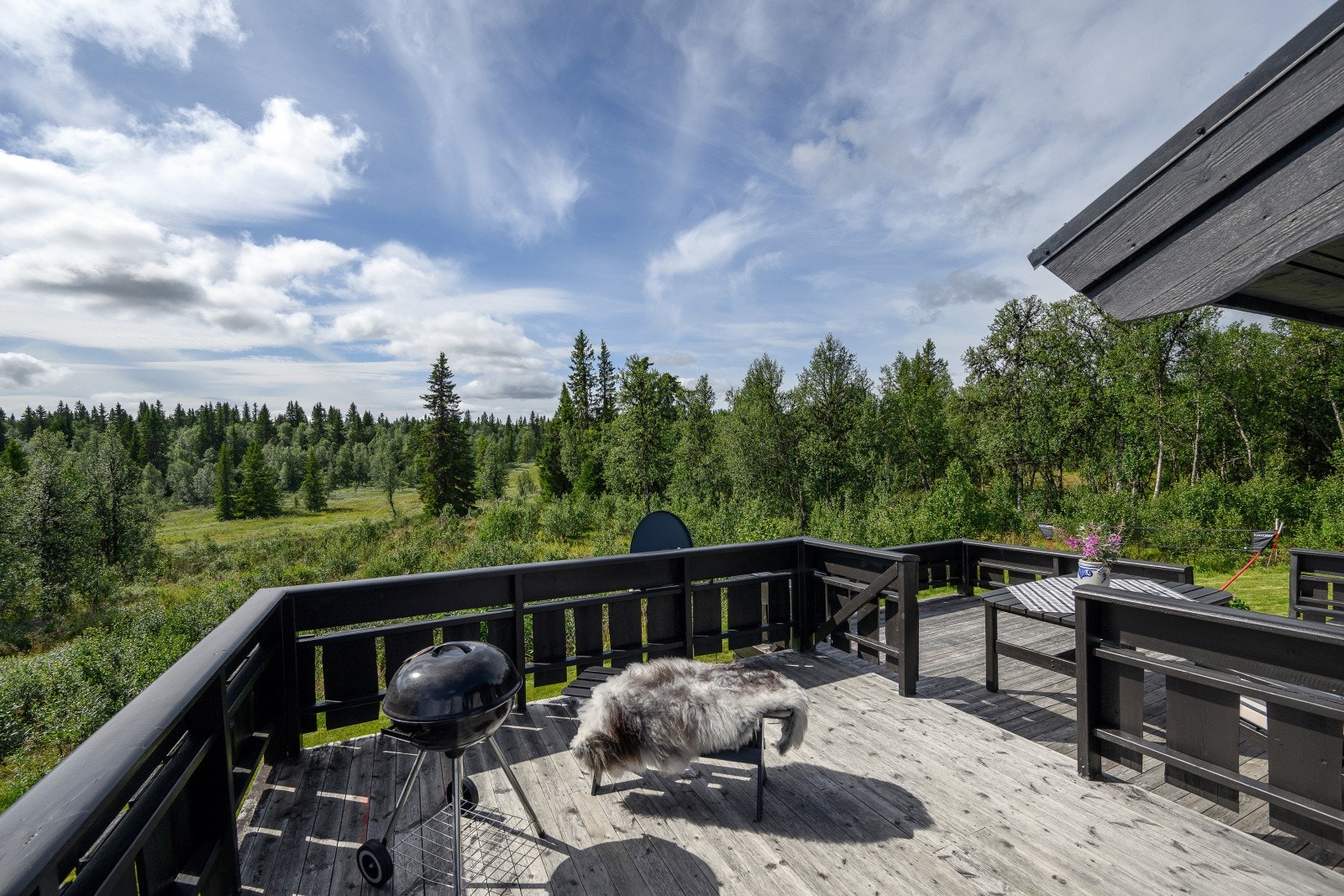 Her kan du nyte gode solforhold og naturskjønt utsyn. Skiløypa går nedenfor eiendommen på vinterstid. Galleribilde