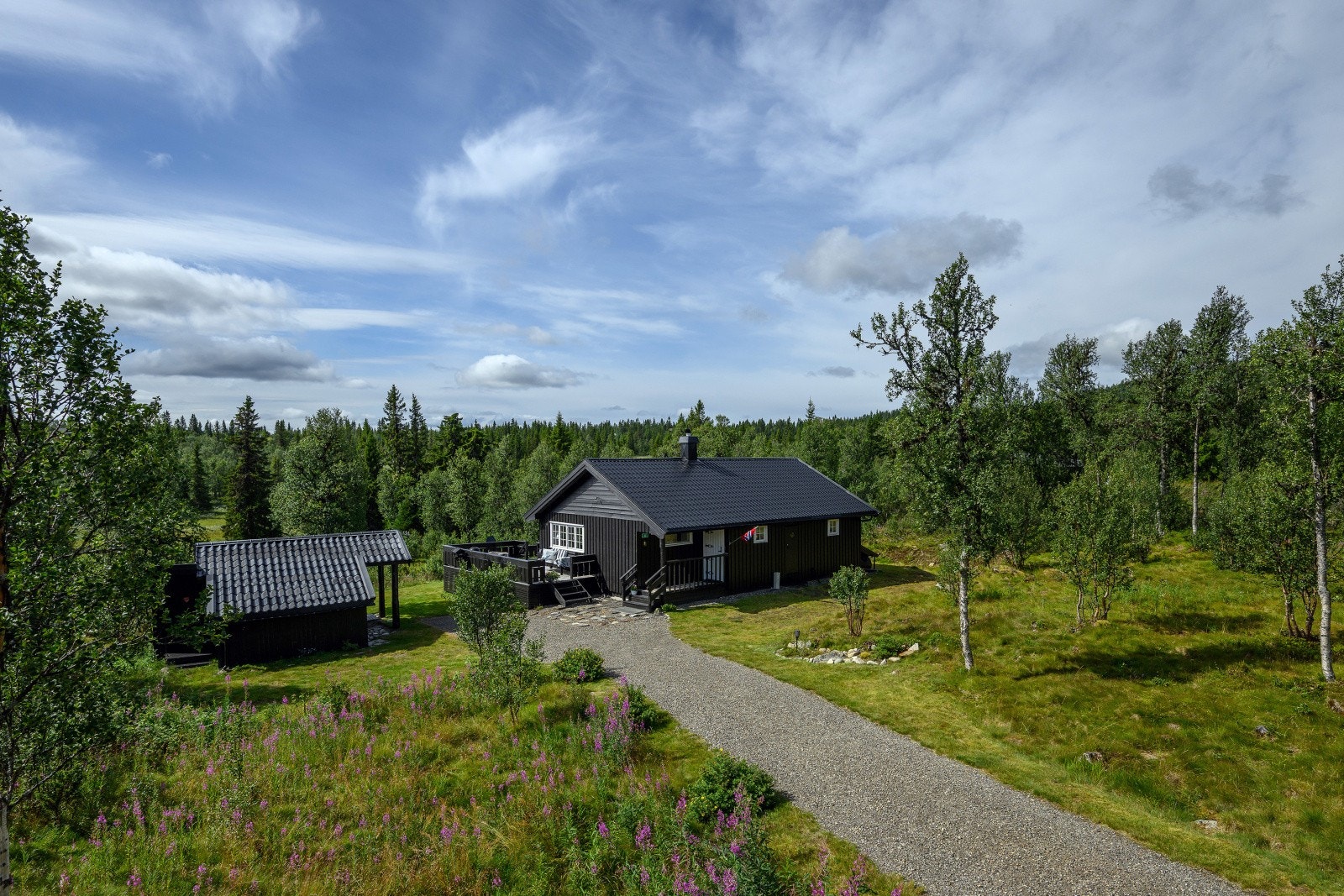 Hytta har en fin og solrik uteplass og en pent opparbeidet tomt. Galleribilde