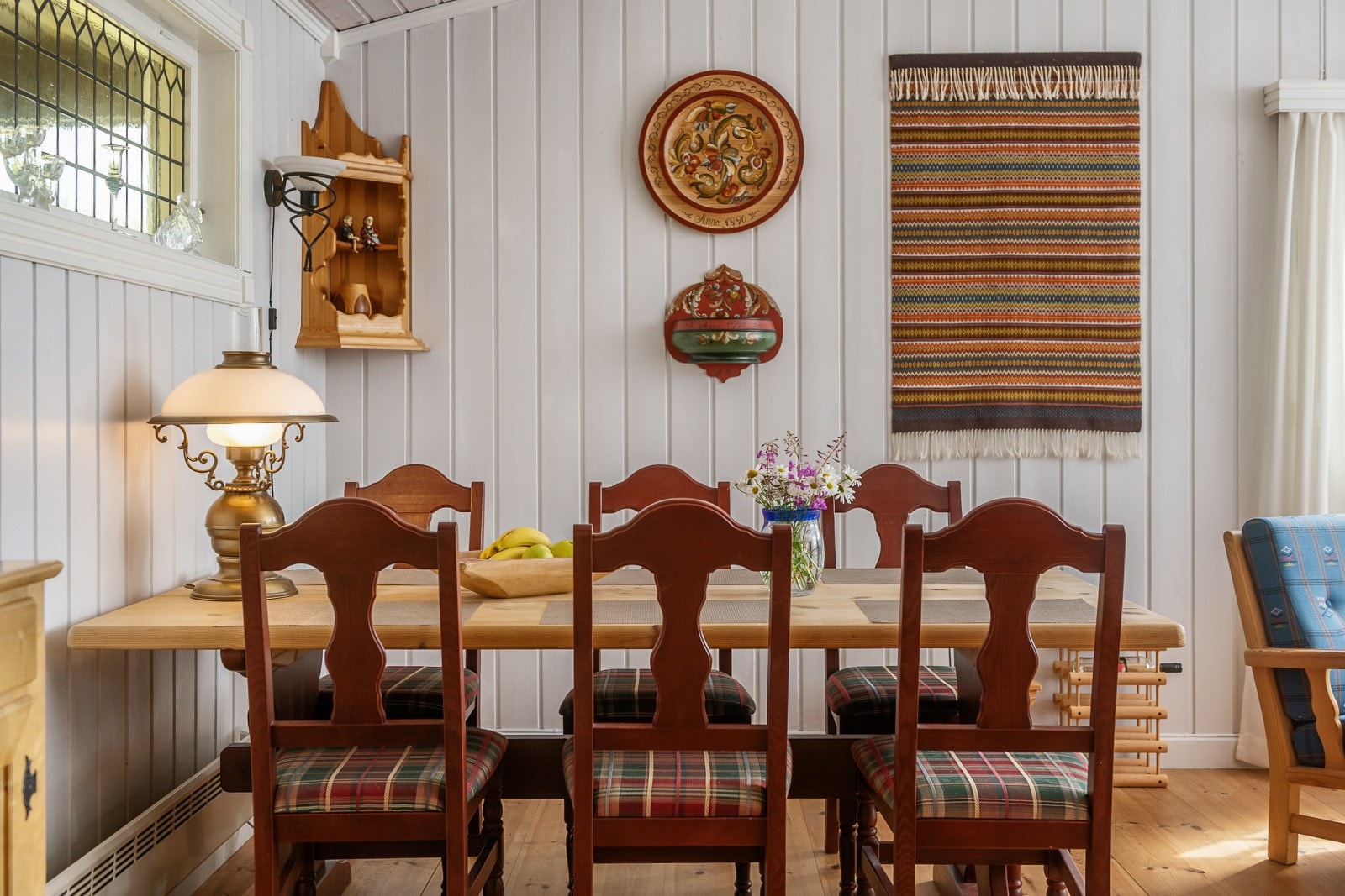 Stuen har god plass til både spisegruppe og sofagruppe. Galleribilde