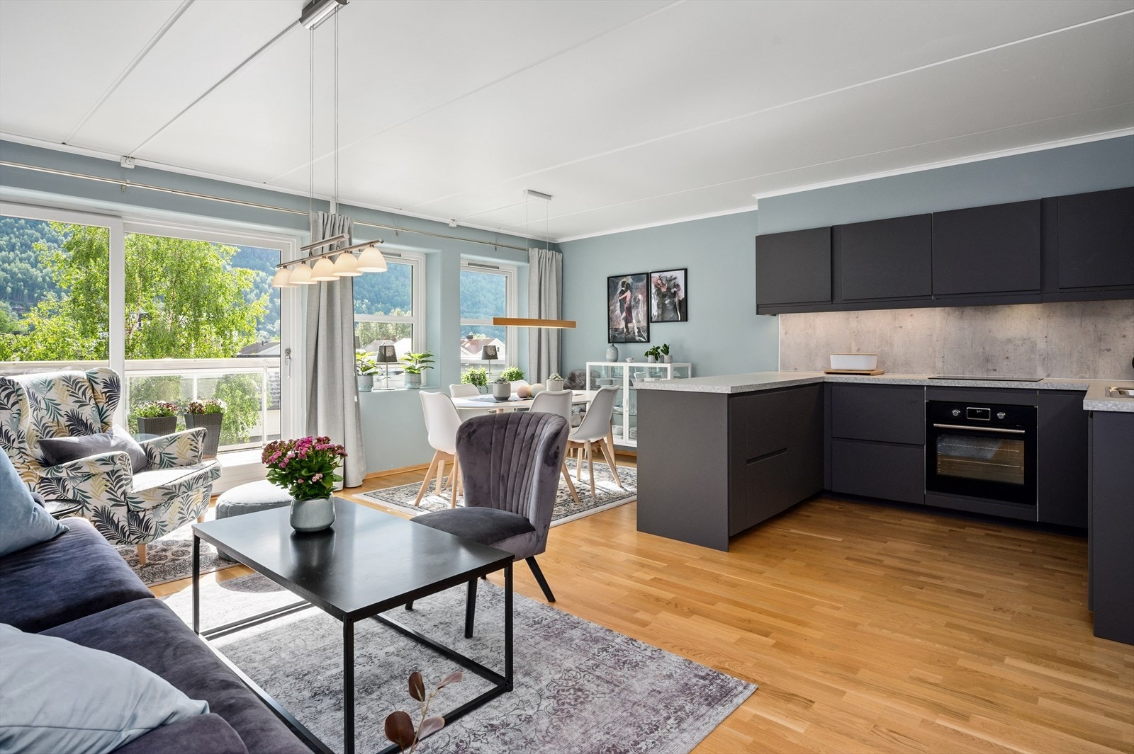 Videre inn ligger stue og kjøkken i åpen løsning. Galleribilde