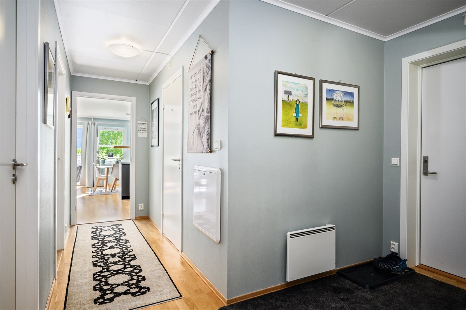 En hyggelig entré med plass til yttertøy og sko ønsker deg velkommen inn. Galleribilde