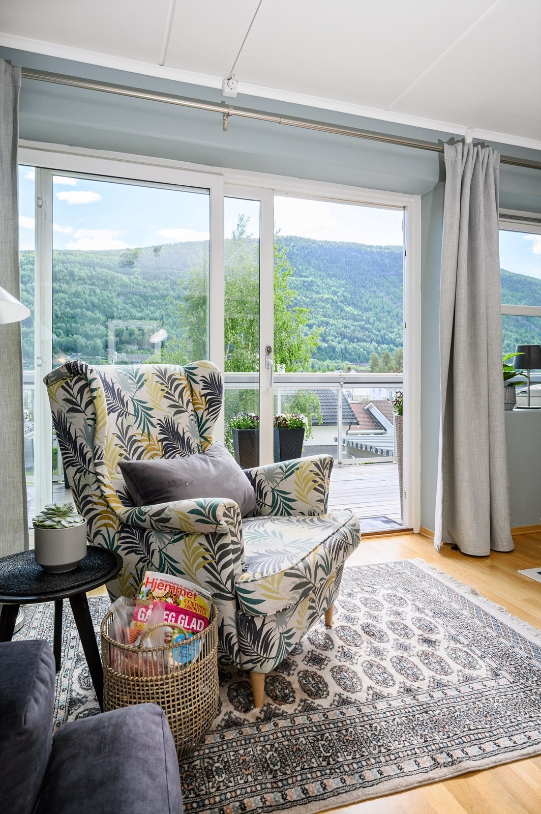 Fra stua er det utgang til terrasse. Galleribilde