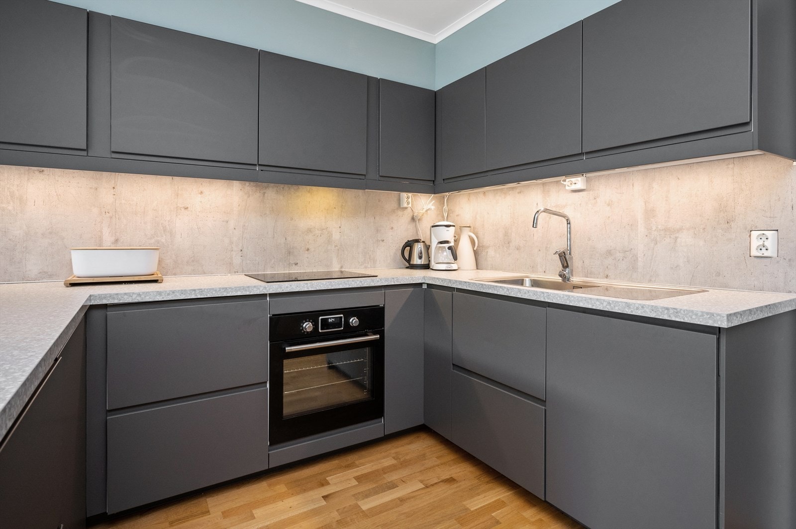 Det er godt med oppbevaringsplass og integrert platetopp, stekeovn og oppvaskmaskin. Galleribilde