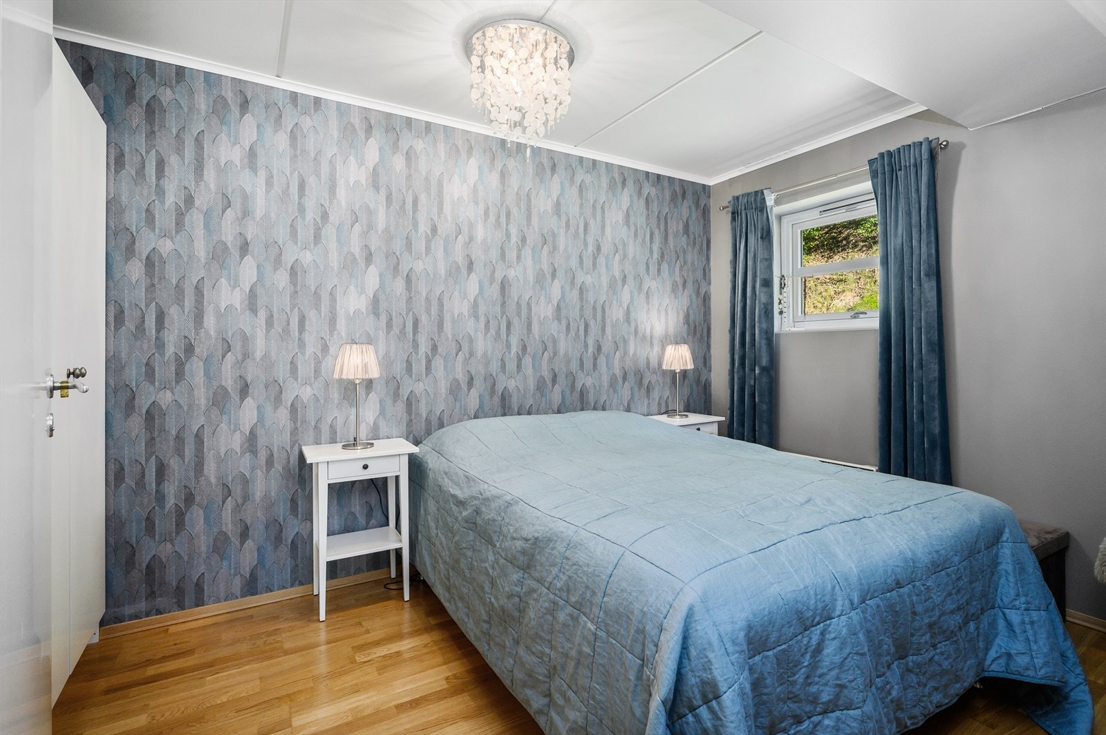 Hovedsoverom - leiligheten har to pene soverom. Galleribilde