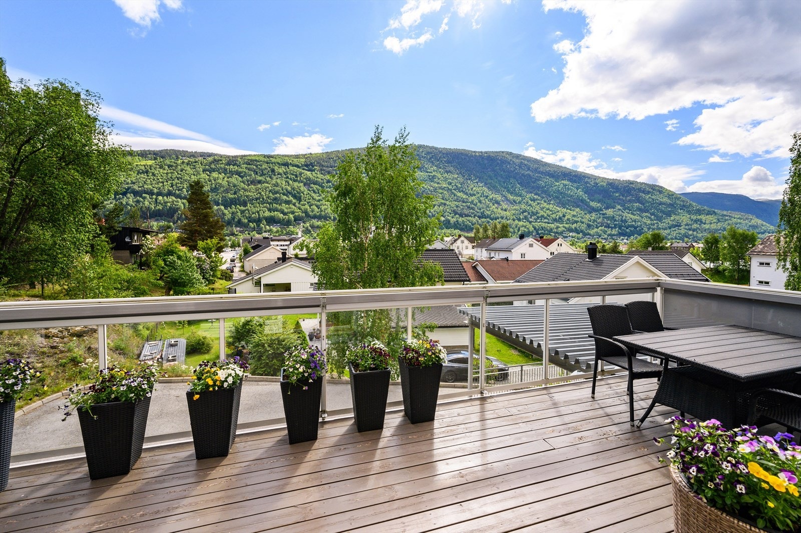 Fra terrassen er det fin utsikt mot nærområdet. Galleribilde