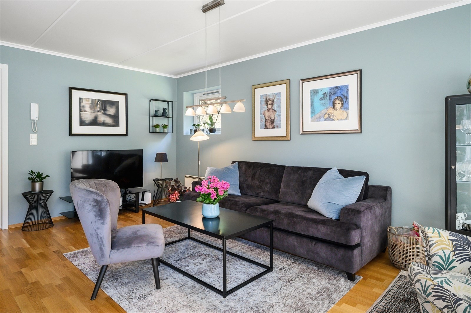 Stua er møbler med sofa, lenestol, TV-møbler og spisebord. Galleribilde