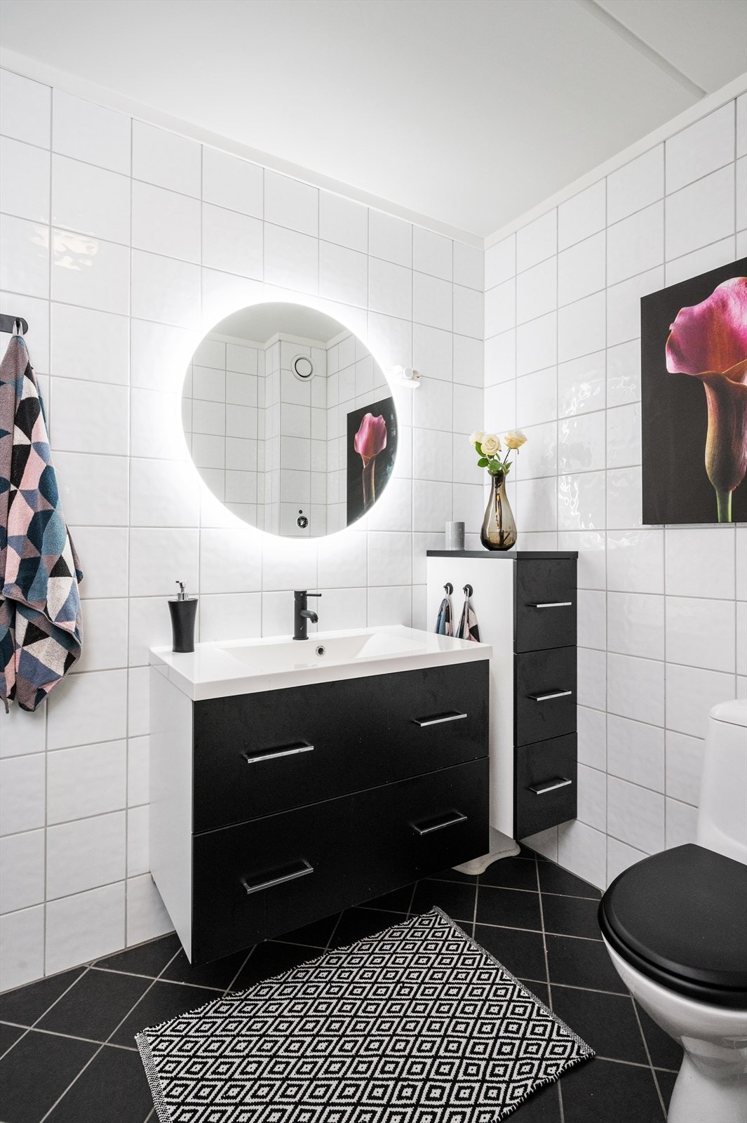 Mørke detaljer gir badet er moderne uttrykk. Galleribilde