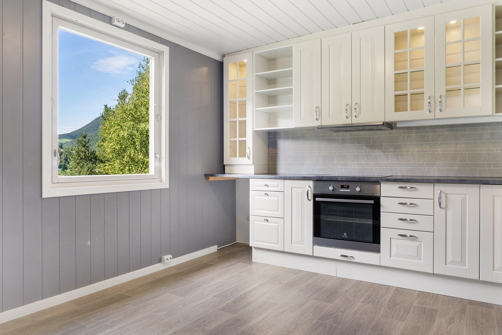 Kjøkkenet ligger adskilt og har innredning fra 2017. Galleribilde