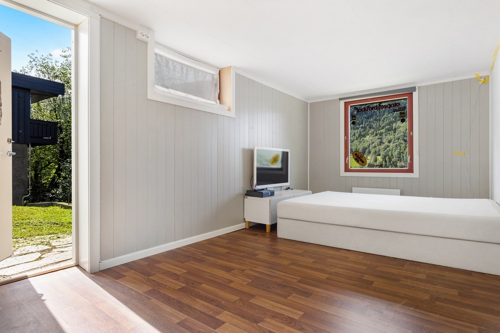 Tidligere bod er innredet med ekstra sengeplasser. Rommet har direkte adkomst til hageområdet. Galleribilde