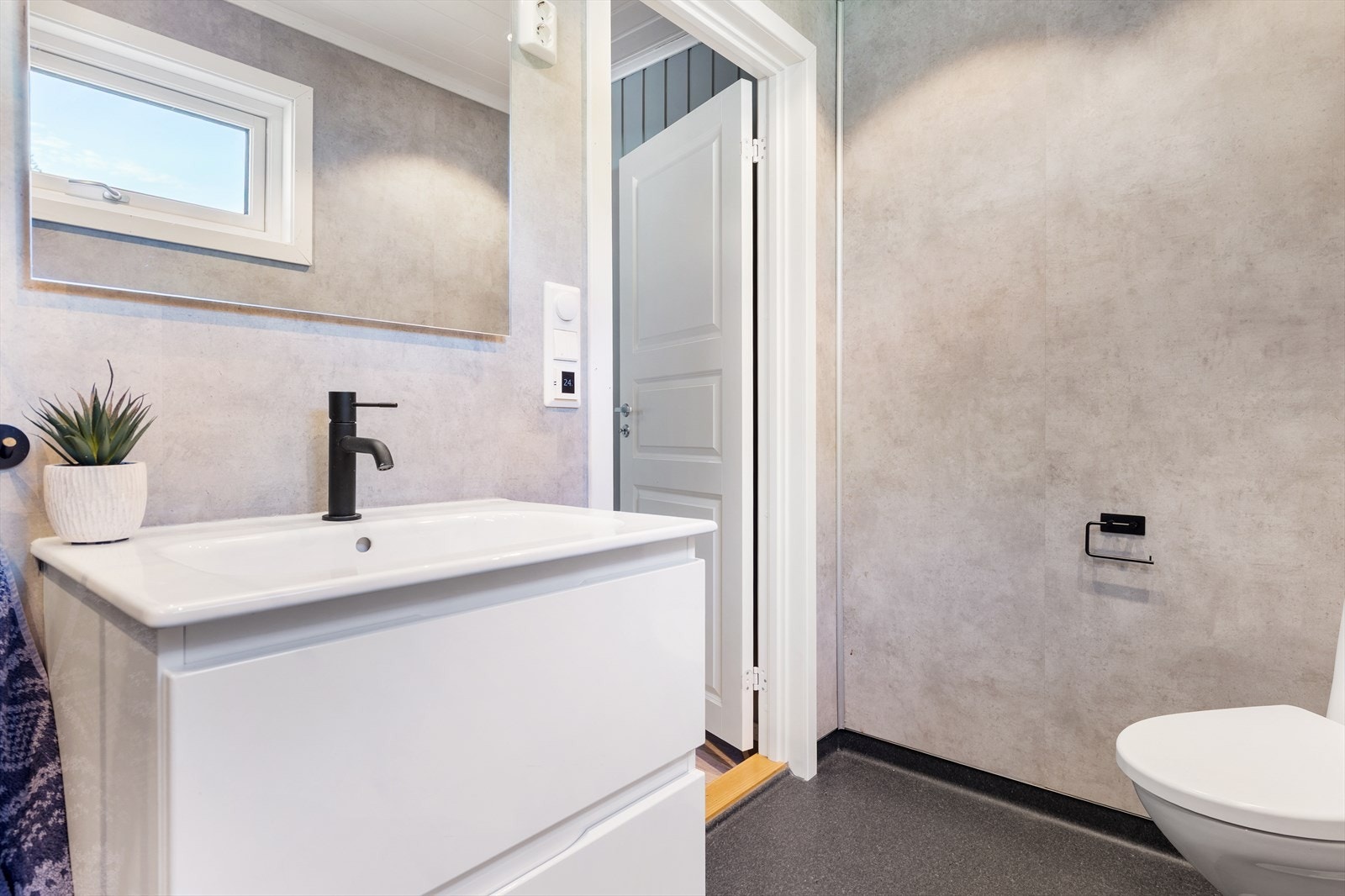 Interiøret består av lys skuffeinnredning, dusjvegg og gulvmontert wc. Galleribilde