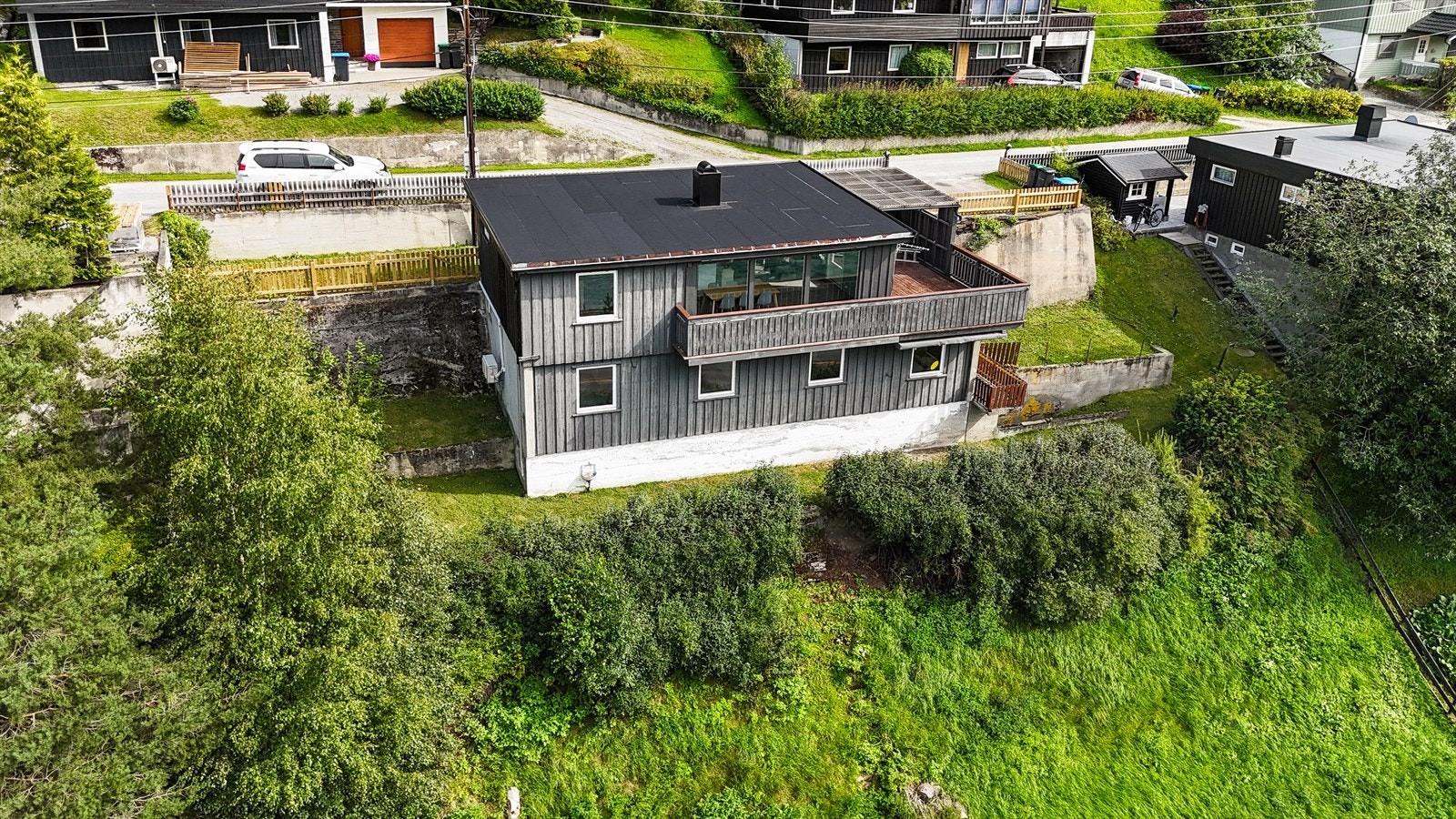 Eiendommen ligger sentralt til, ca 2 km fra Otta sentrum. Galleribilde