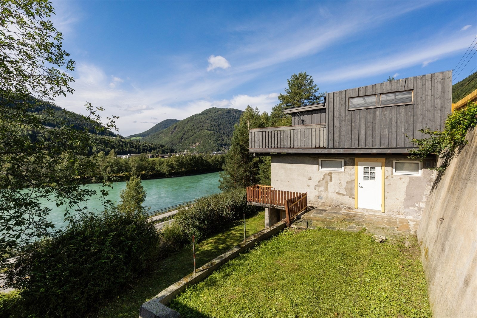 Utenfor er det uteplass med underlag av steinheller. Galleribilde