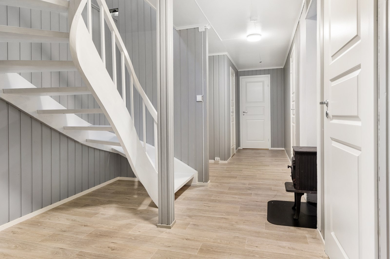 En hyggelig trapp binder etasjene sammen. Galleribilde