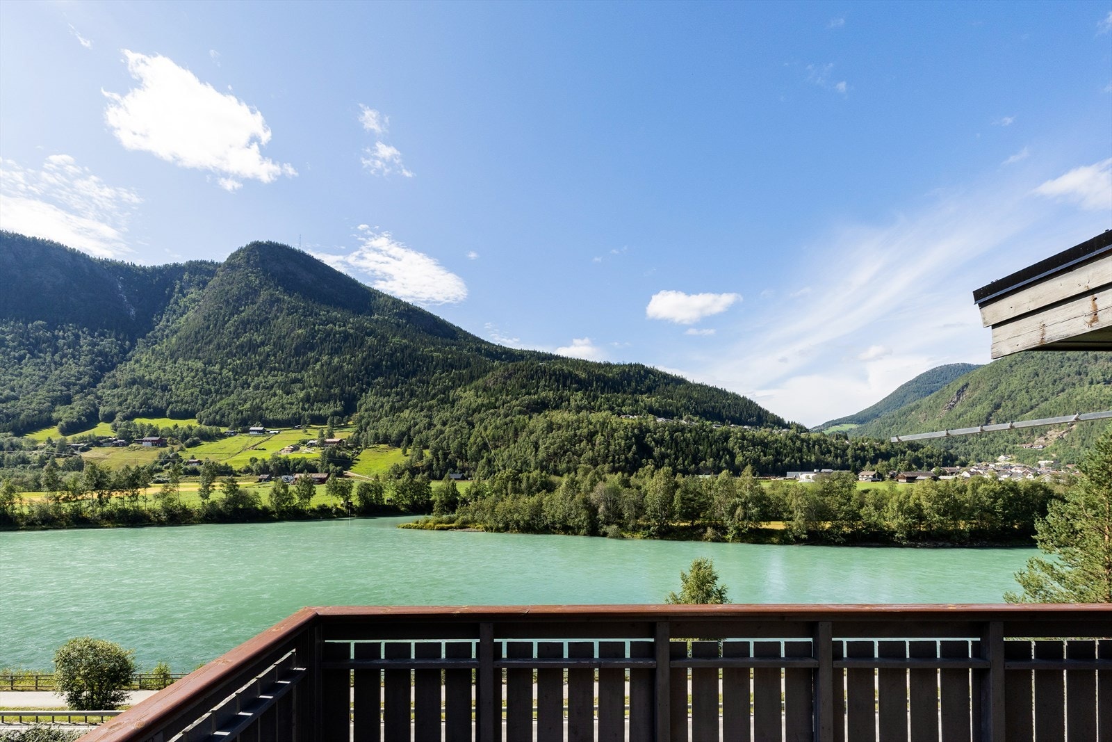 Det er flott utsikt mot Lågen og dalføret. Galleribilde