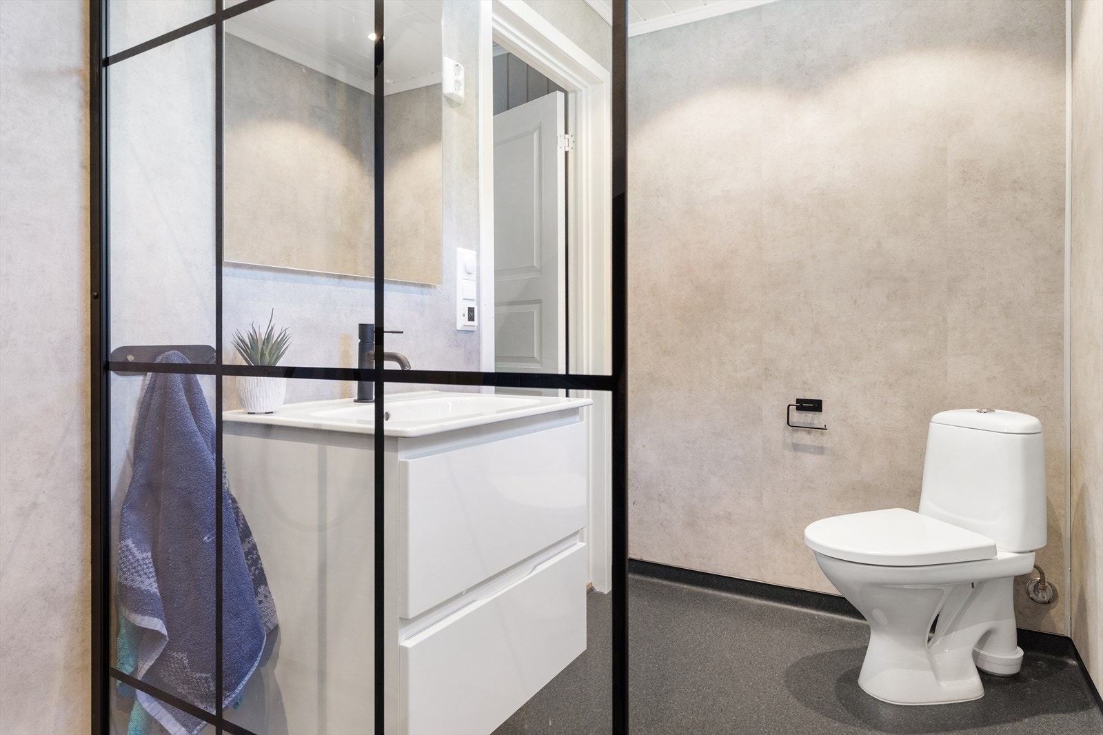 Badet i hovedetasjen er nylig oppgradert. Galleribilde