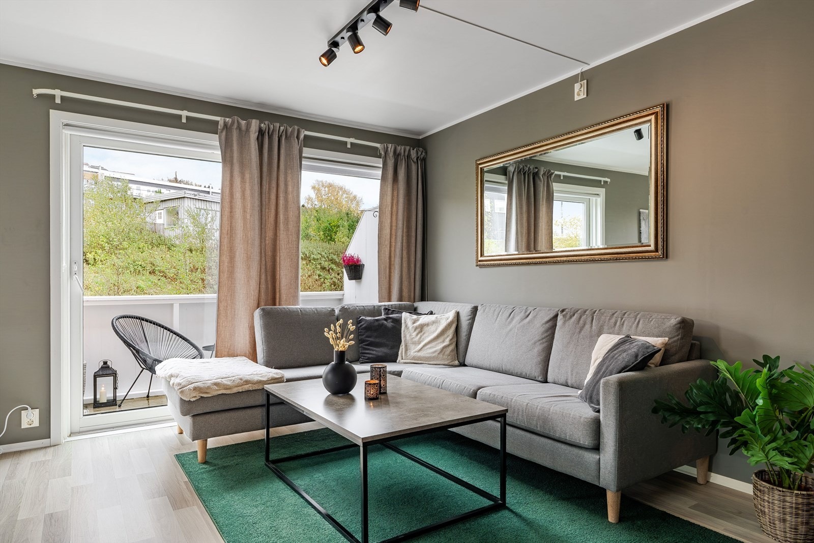 Stuen innbyr til hygge fra tidlig morgen til sent på kveld. Galleribilde