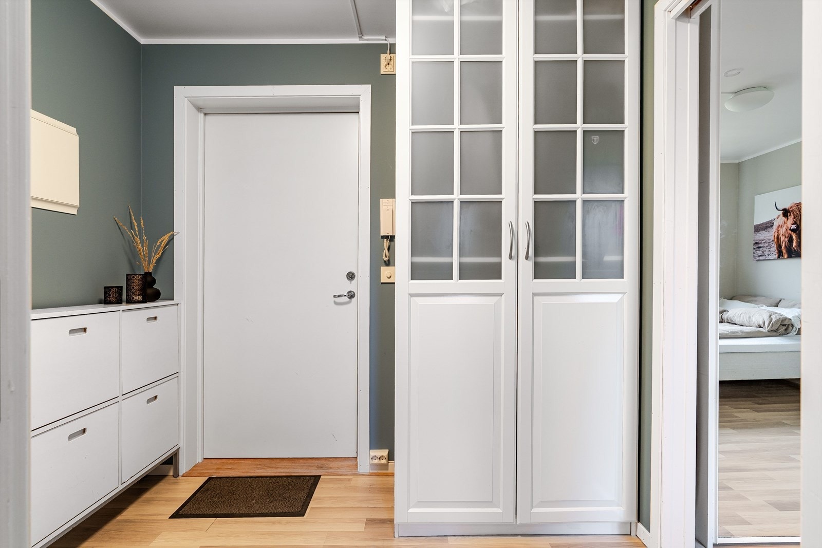 Entréen har god plass oppbevaring av yttertøy og sko. Galleribilde