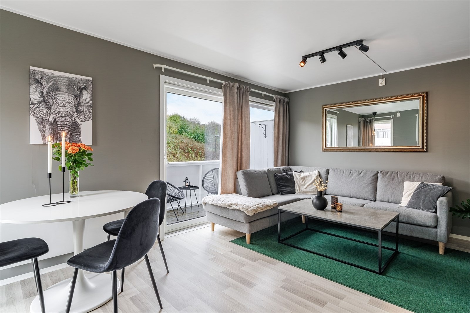 Utformingen gjør stuen enkel å møblere med både spisebord og stor sofagruppe. Galleribilde