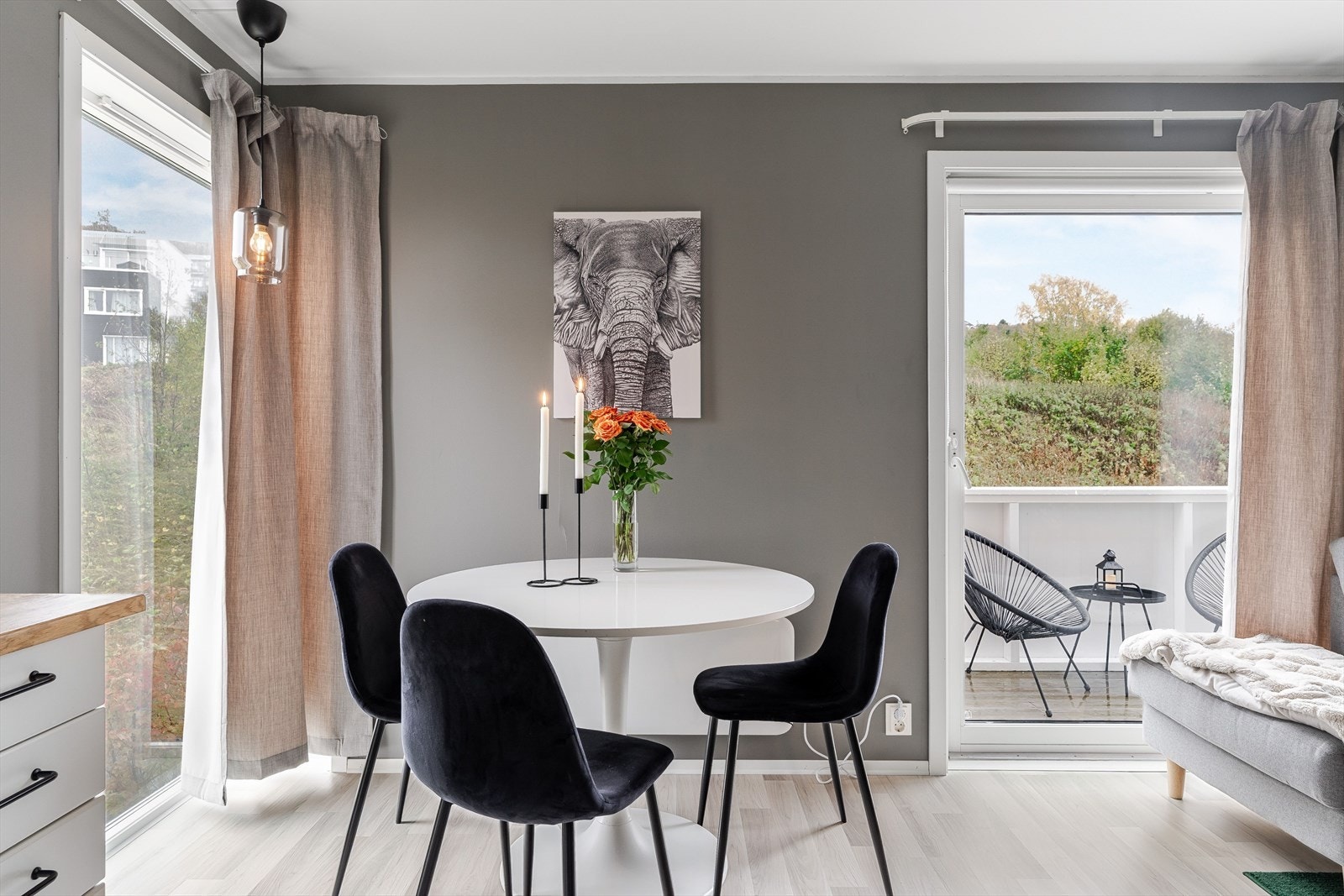 Her er det god plass til et spisebord. Galleribilde