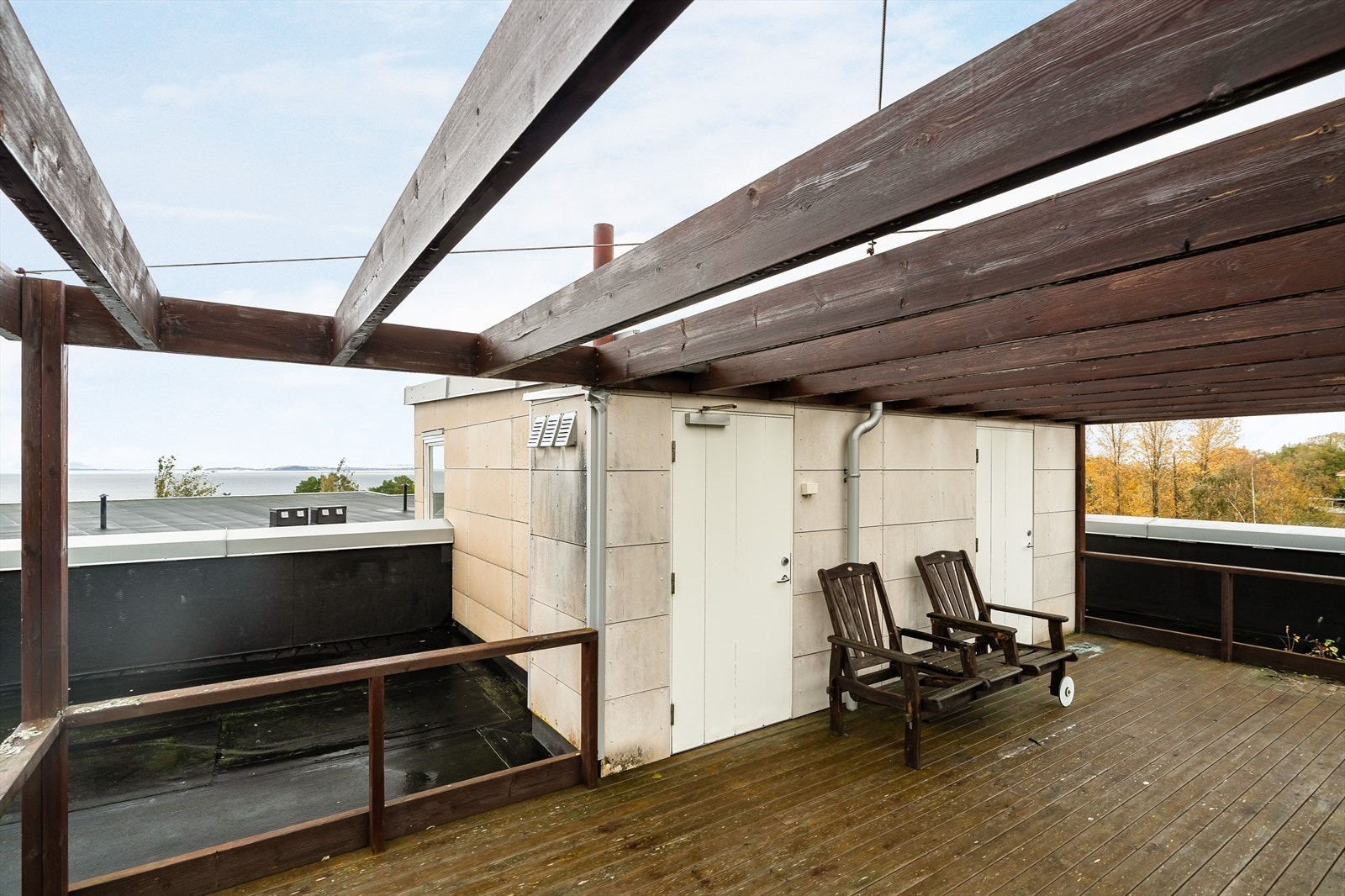 Her kan du nyte solen, utsikten og hyggelige stunder på byggets felles takterrasse. Galleribilde