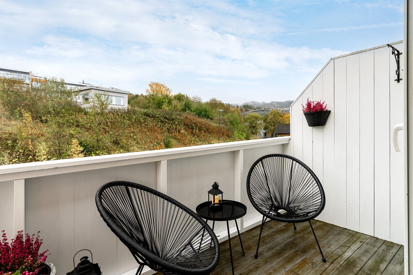 Her kan du nyte solen fra morgen til kveld - med god plass til hyggelige utemøbler. Galleribilde