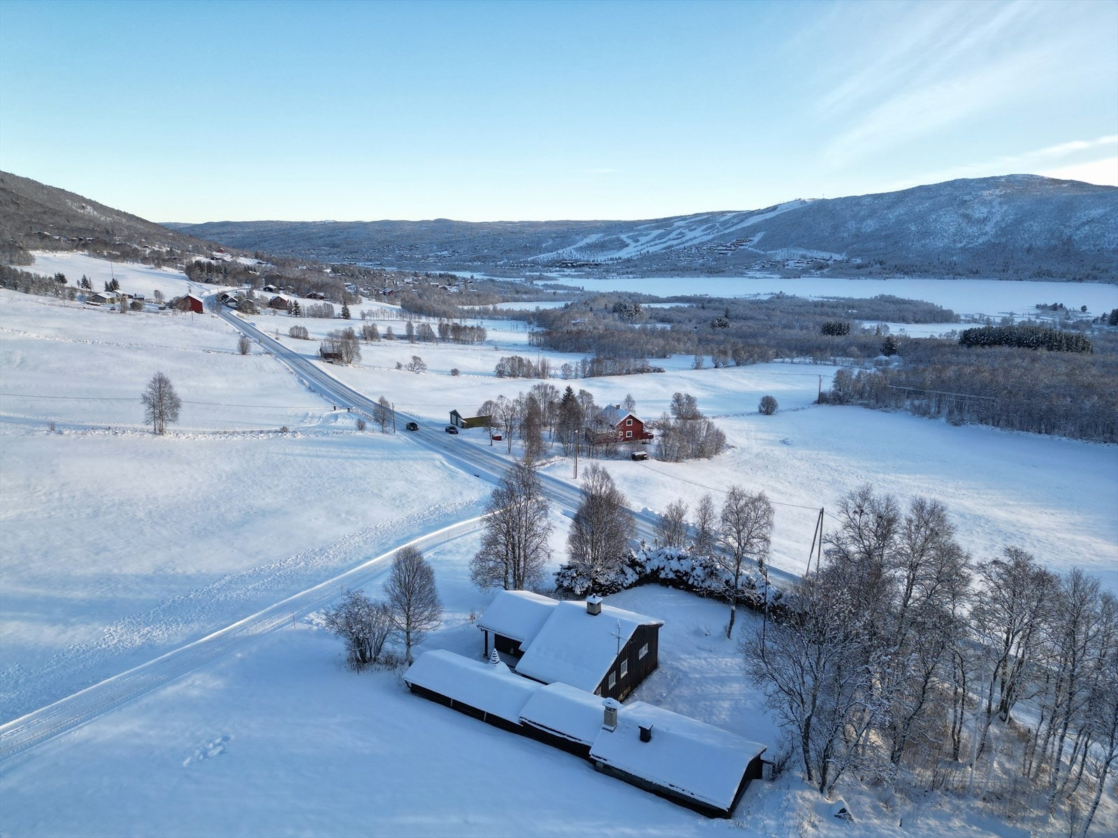 Eiendommen ligger øverst i Ustedalen, med god avstand til nærmeste nabo. Galleribilde