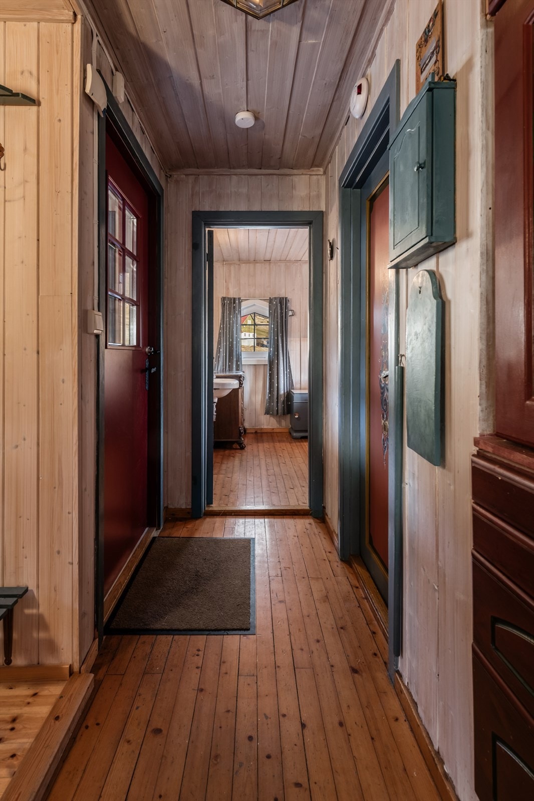 Gang. 1.t.v: bad/wc. 2.t.v: Inngangsdør. Rett frem: sov 2. T.h: Sov. Galleribilde