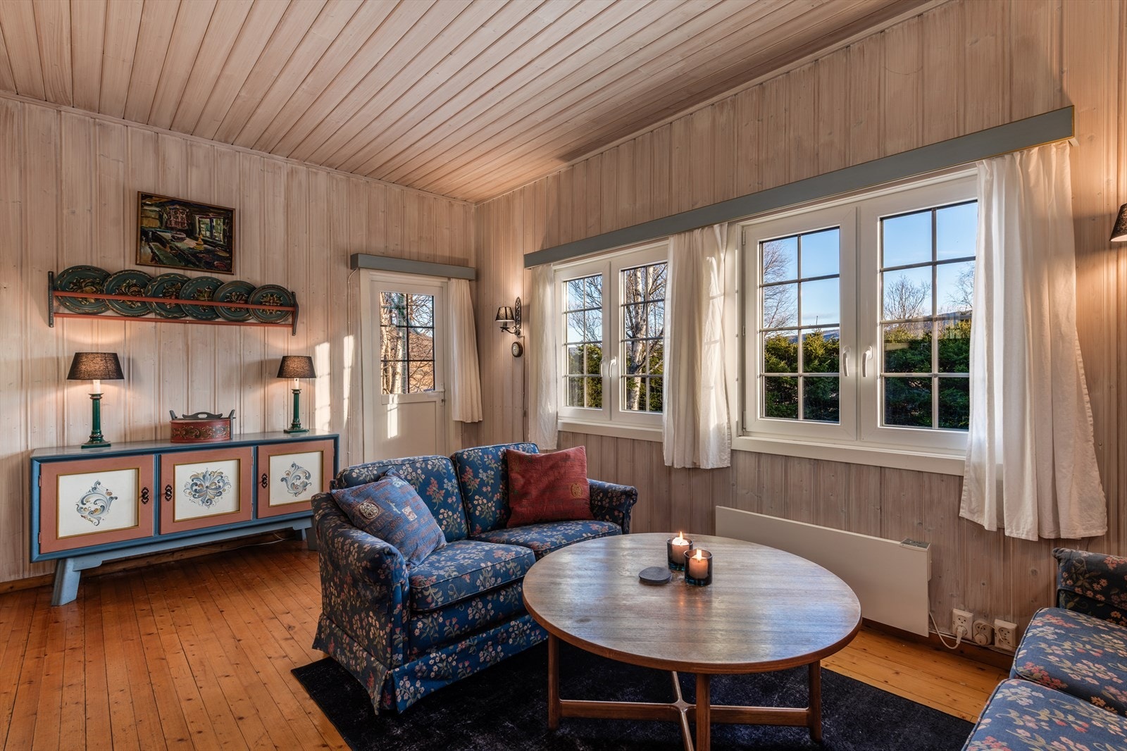 Flott utsikt mot Vestlia (bak en litt høy hekk) Galleribilde